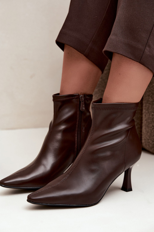 Dames enkellaarsjes op een slanke hak met stiksels van faux leer in chocoladekleur Clancy