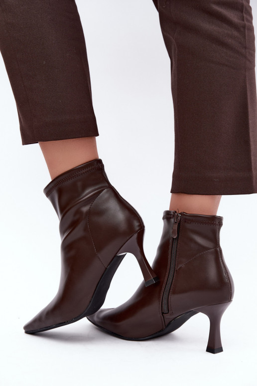 Dames enkellaarsjes op een slanke hak met stiksels van faux leer in chocoladekleur Clancy