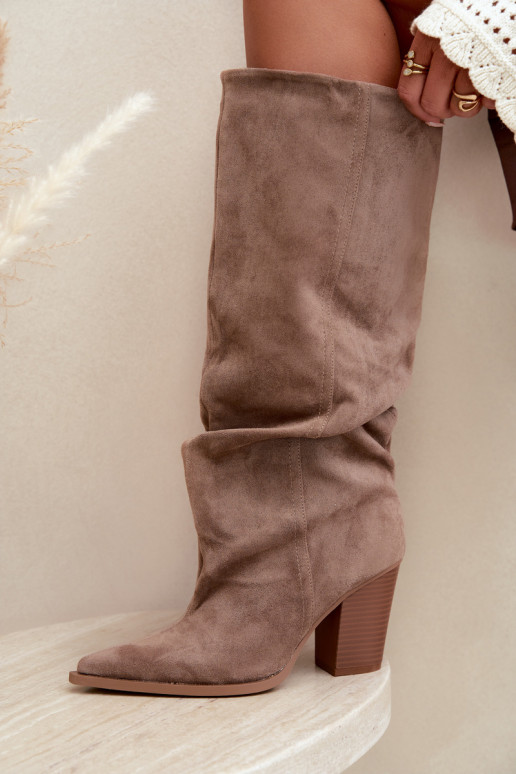 Chaki kleurige enkellaarsjes met hakken en rimpels Jensy