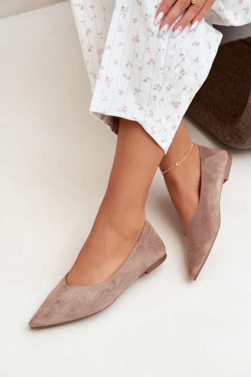 Ballerina's met spitse neuzen van faux suede in zandkleur Corabella