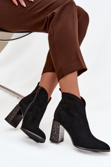 Faux suede enkellaarsjes met isolatie in zwart Zivella