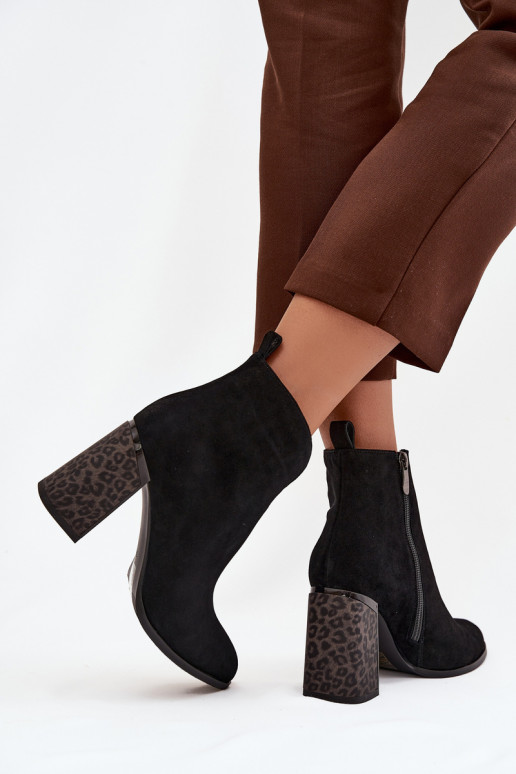 Faux suede enkellaarsjes met isolatie in zwart Zivella