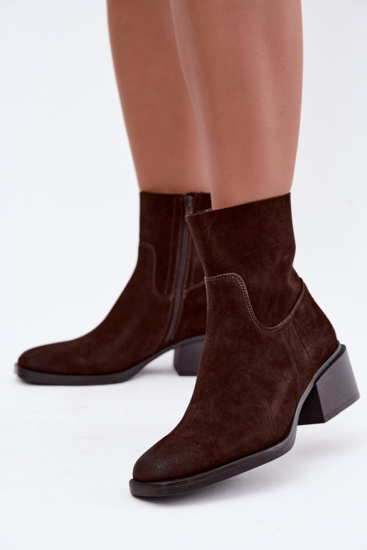 Dames enkellaarsjes van faux suede met hakken in chocolade kleur Iveris