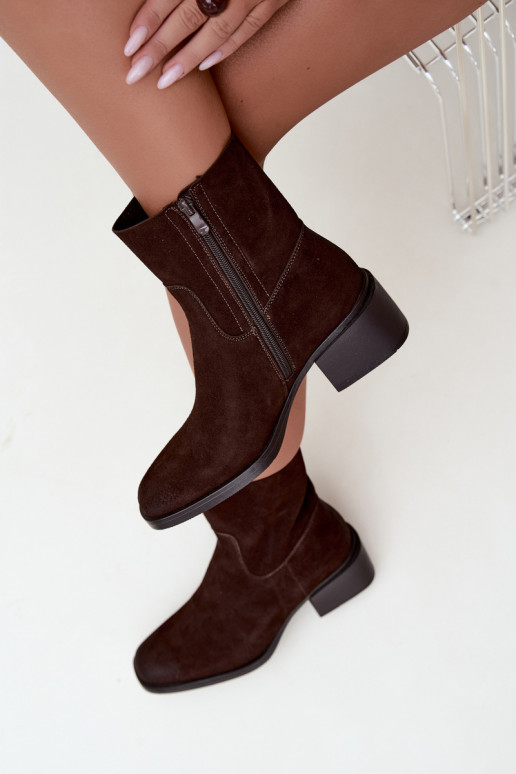 Dames enkellaarsjes van faux suede met hakken in chocolade kleur Iveris
