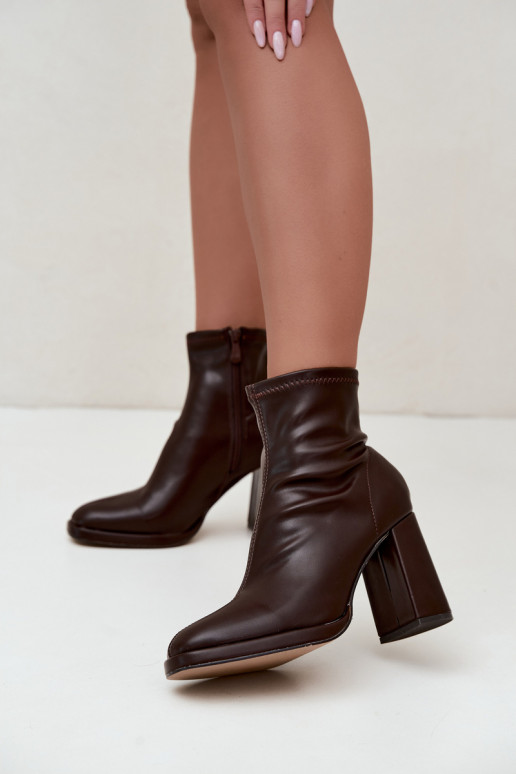 Dames enkellaarsjes van faux leather met hakken in chocolade kleur Karvella