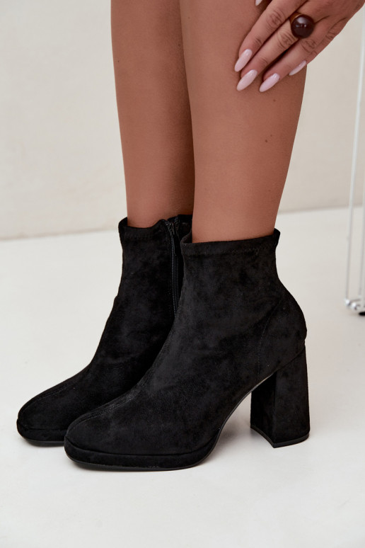 Dames enkellaarsjes van faux suede met hakken in zwarte kleur Karvella