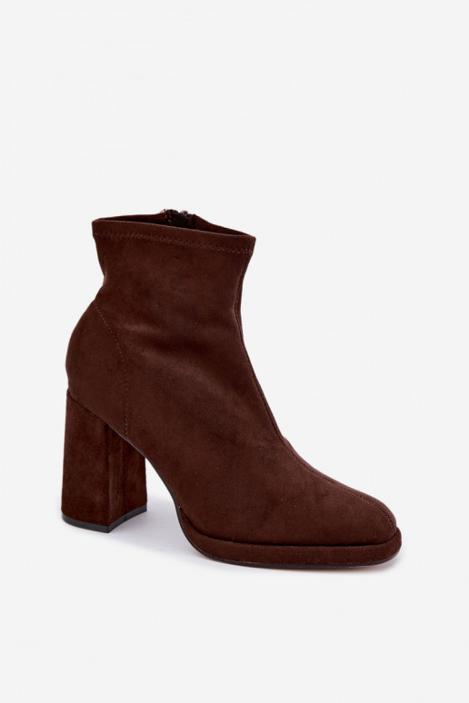 Dames enkellaarsjes van faux suede met hakken in bruine kleur Karvella