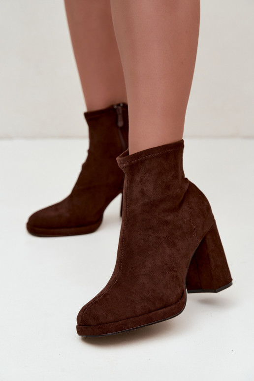 Dames enkellaarsjes van faux suede met hakken in bruine kleur Karvella