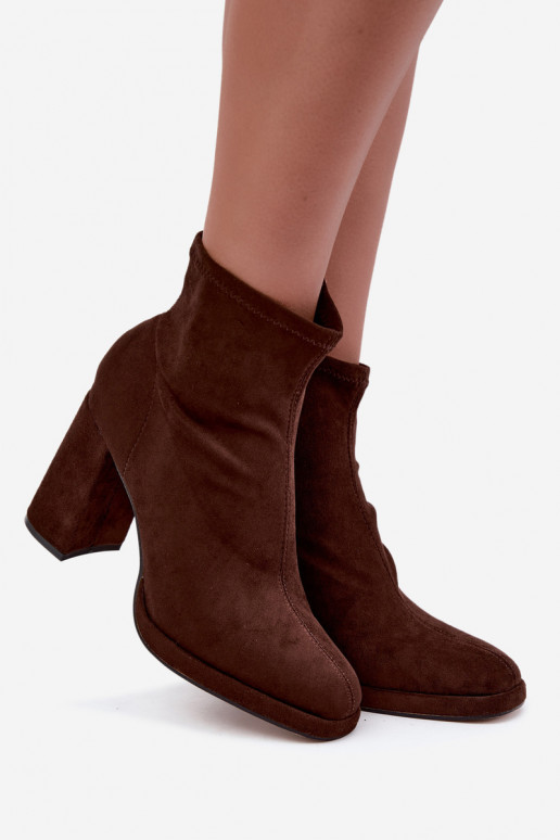Dames enkellaarsjes van faux suede met hakken in bruine kleur Karvella