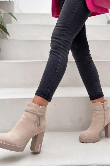 Beige suède enkellaarsjes op blokhak versierd met rhinestones Ademe 2