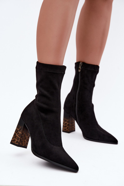 Geïsoleerde damesankleboots met patroon in zwart Tirelia