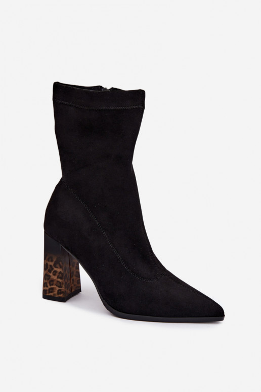 Geïsoleerde damesankleboots met patroon in zwart Tirelia
