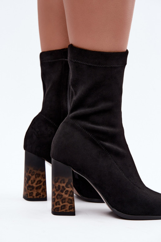 Geïsoleerde damesankleboots met patroon in zwart Tirelia
