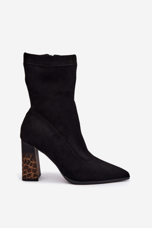 Geïsoleerde damesankleboots met patroon in zwart Tirelia