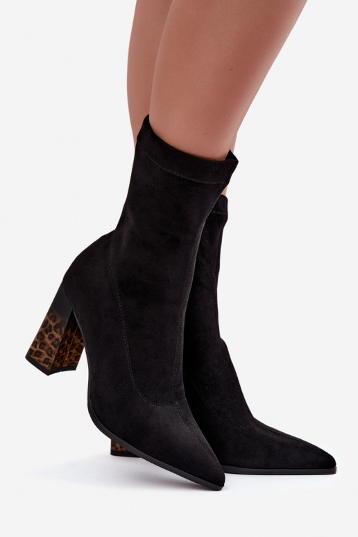 Geïsoleerde damesankleboots met patroon in zwart Tirelia