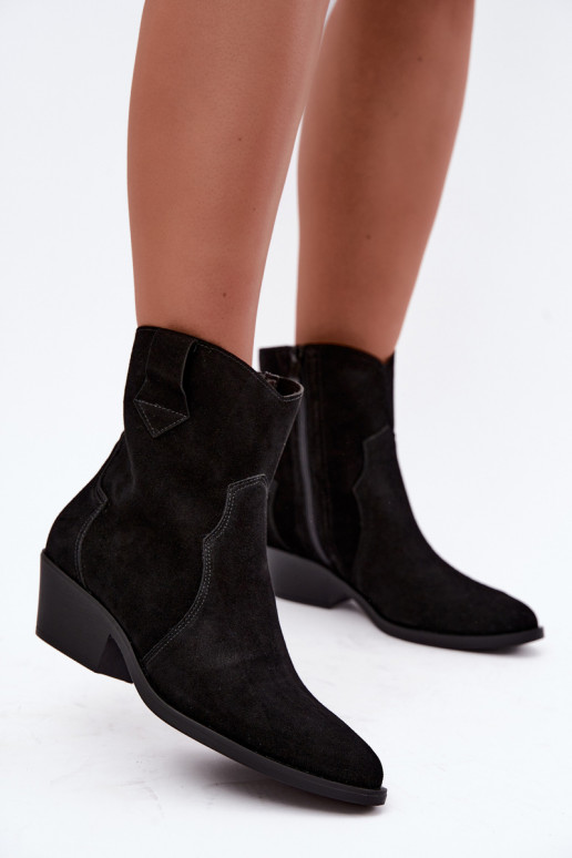 Faux suede cowboylaarzen met hakken in zwart Daliae