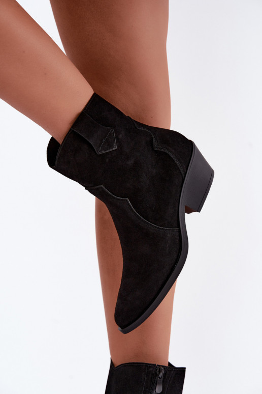 Faux suede cowboylaarzen met hakken in zwart Daliae