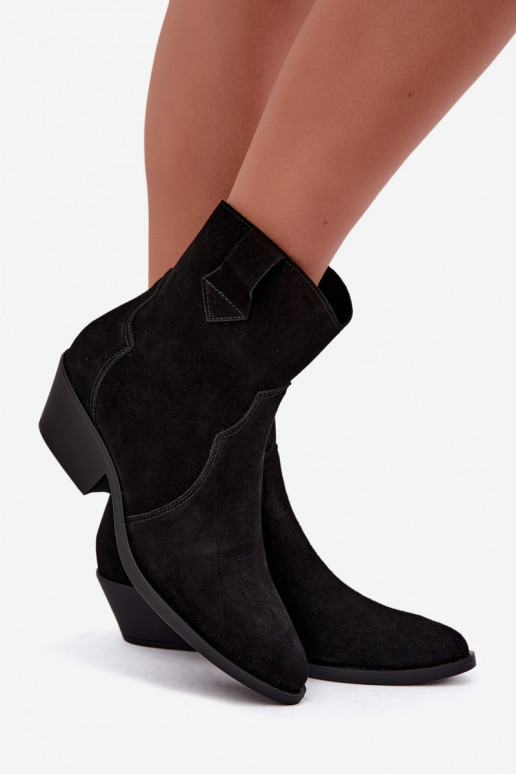 Faux suede cowboylaarzen met hakken in zwart Daliae