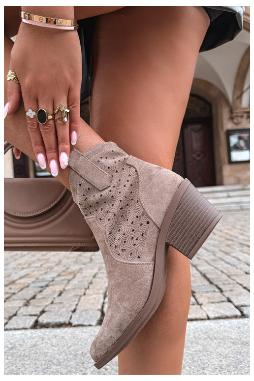 Zandkleurige uitgesneden cowboy-stijl enkellaarsjes met hakken S.Barski HY62-8147