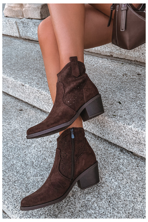 Ażurowe cowboy-enkellaarsjes met hakken S.Barski HY62-8147 chocolade