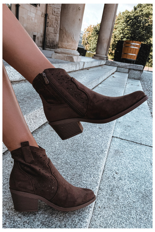 Ażurowe cowboy-enkellaarsjes met hakken S.Barski HY62-8147 chocolade