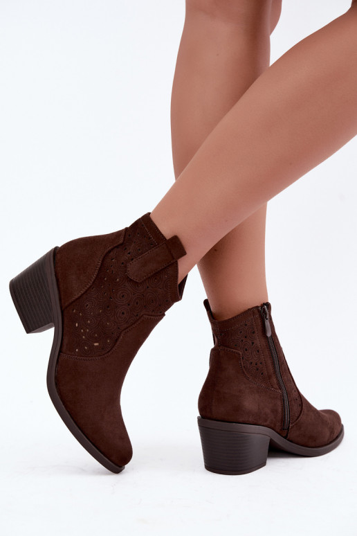 Ażurowe cowboy-enkellaarsjes met hakken S.Barski HY62-8147 chocolade