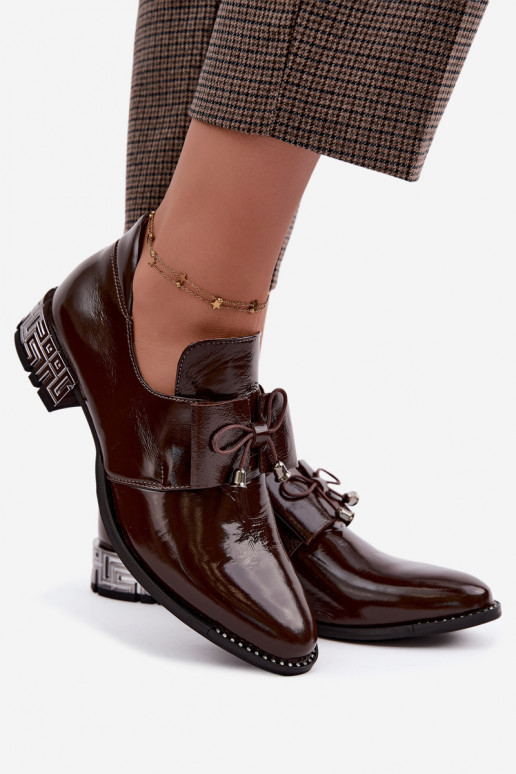 Gelakte schoenen met lage hakken en strikken in chocoladekleur Zazoo 1399