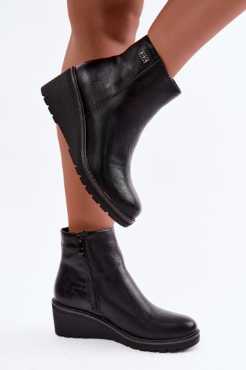 Verwarmde zwarte enkellaarsjes met platform Larisae
