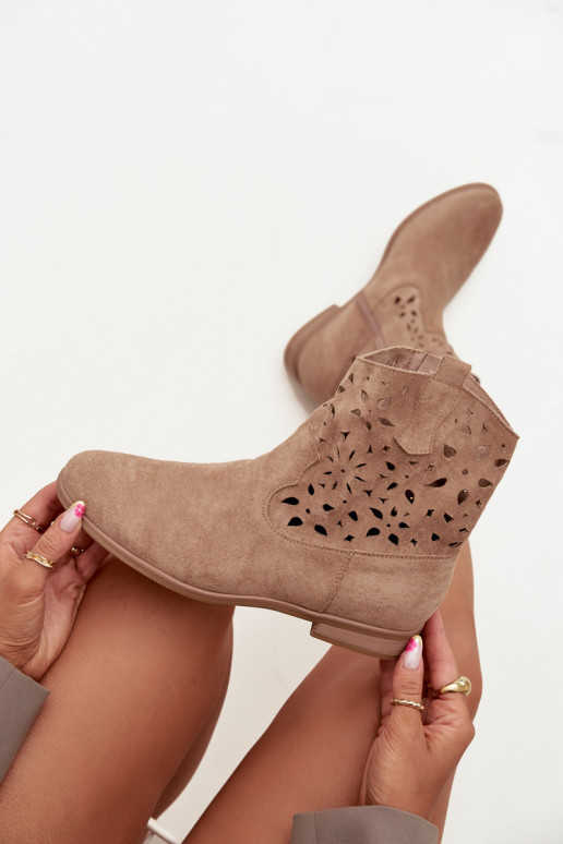 Dames enkellaarsjes met uitsnijdingen en brede hakken in zandkleurig faux suede Athera