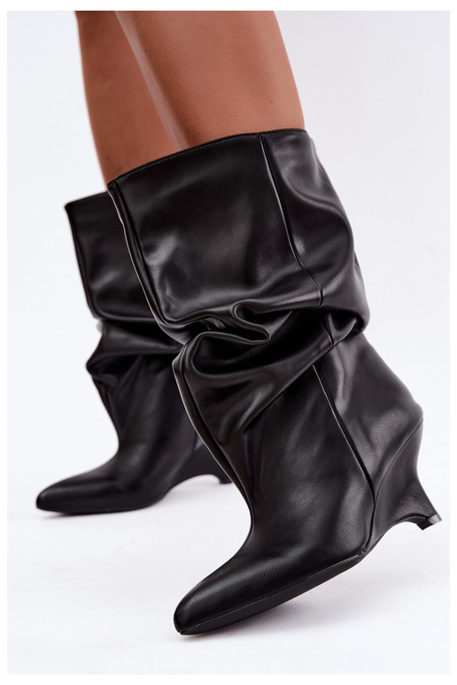 Slouchy enkellaarsjes met platform in zwart Ilyna