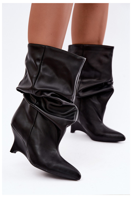 Slouchy enkellaarsjes met platform in zwart Ilyna