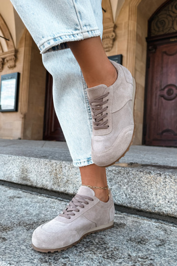 Barefoot sneakers van faux suede in zandkleur Zazoo N1422