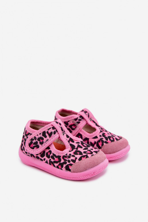 Elastische kinderpantoffels Milami met klittenband en luipaardpatronen in roze Ambette