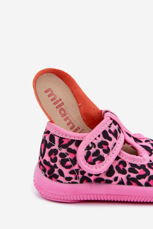 Elastische kinderpantoffels Milami met klittenband en luipaardpatronen in roze Ambette