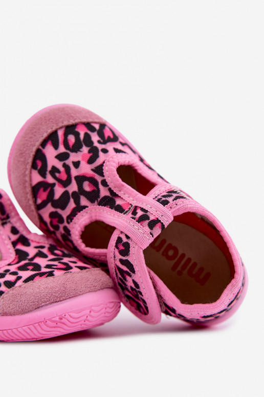 Elastische kinderpantoffels Milami met klittenband en luipaardpatronen in roze Ambette