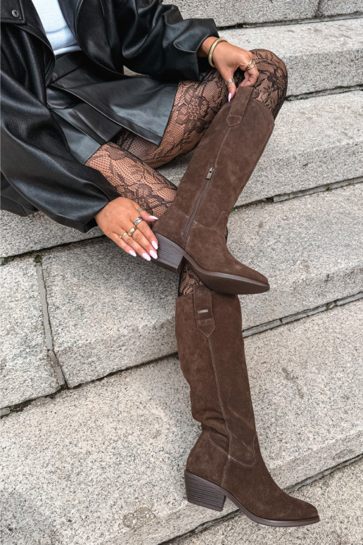faux suede dameslaarzen tot de knie op een lage hak geïsoleerd Big Star UU274519 in chocoladekleur