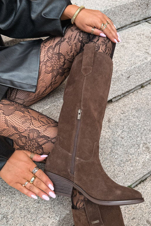 faux suede dameslaarzen tot de knie op een lage hak geïsoleerd Big Star UU274519 in chocoladekleur