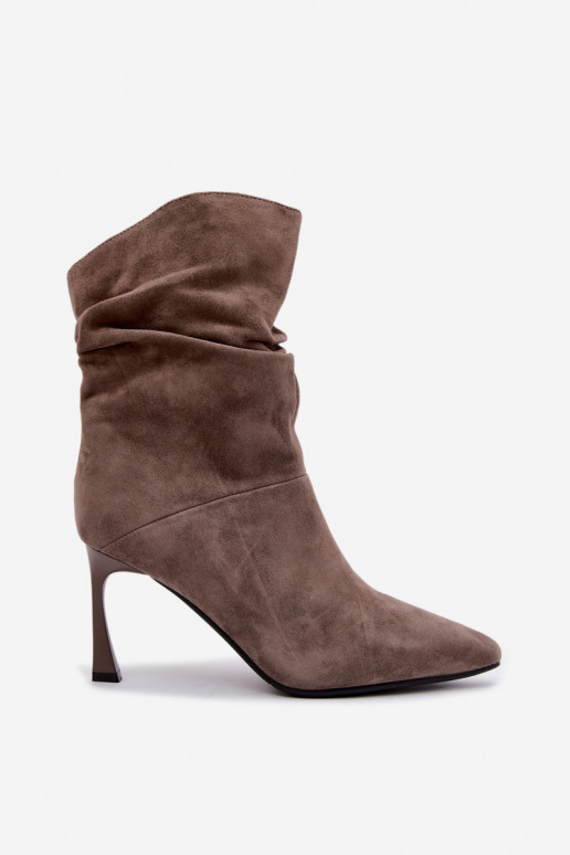enkellaarsjes van faux suede met dunne hakken geïsoleerd met ruffles D&A JC62-1038 in grijs