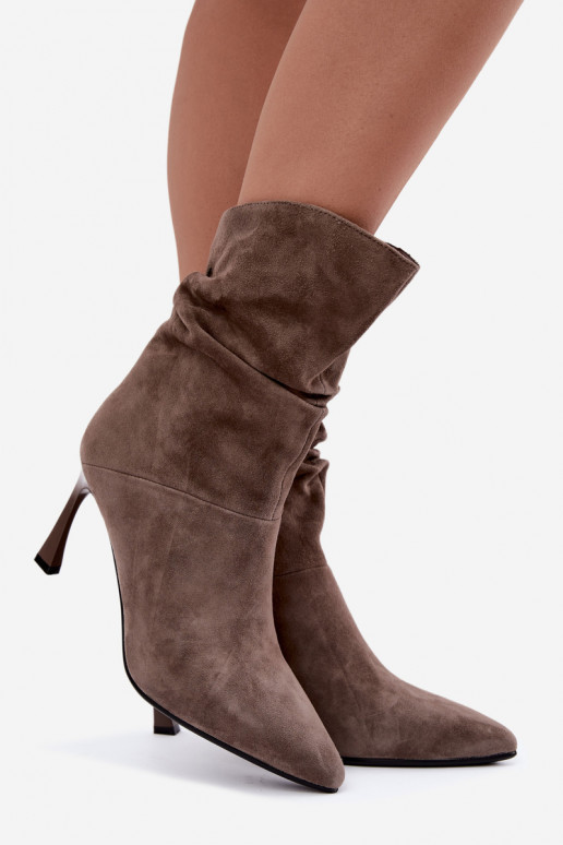 enkellaarsjes van faux suede met dunne hakken geïsoleerd met ruffles D&A JC62-1038 in grijs