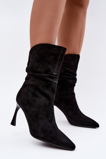 enkellaarsjes van faux suede met dunne hakken geïsoleerd met ruffles D&A JC62-1038 in zwart