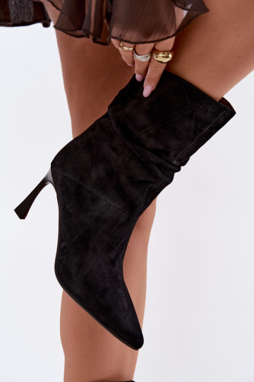 enkellaarsjes van faux suede met dunne hakken geïsoleerd met ruffles D&A JC62-1038 in zwart 2