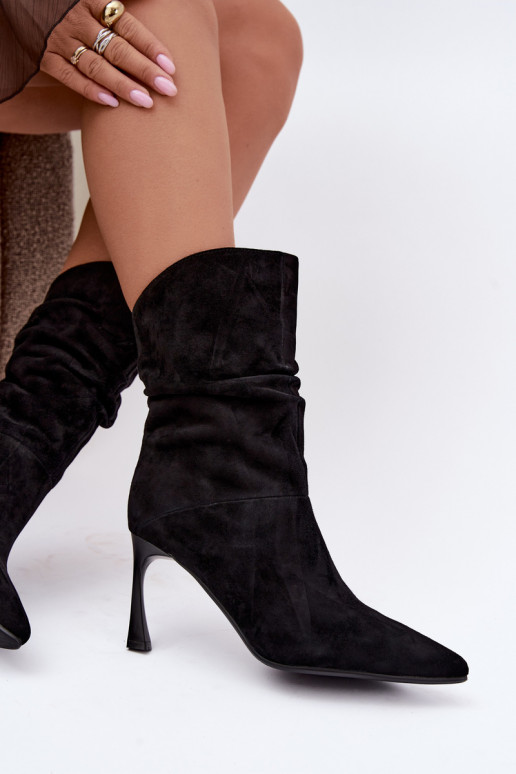 enkellaarsjes van faux suede met dunne hakken geïsoleerd met ruffles D&A JC62-1038 in zwart
