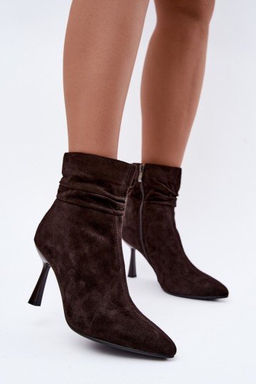 suède schoenen met dunne hakken geïsoleerd met ruffles D&A JC62-1049 in chocoladekleur