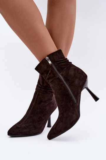 suède schoenen met dunne hakken geïsoleerd met ruffles D&A JC62-1049 in chocoladekleur 2