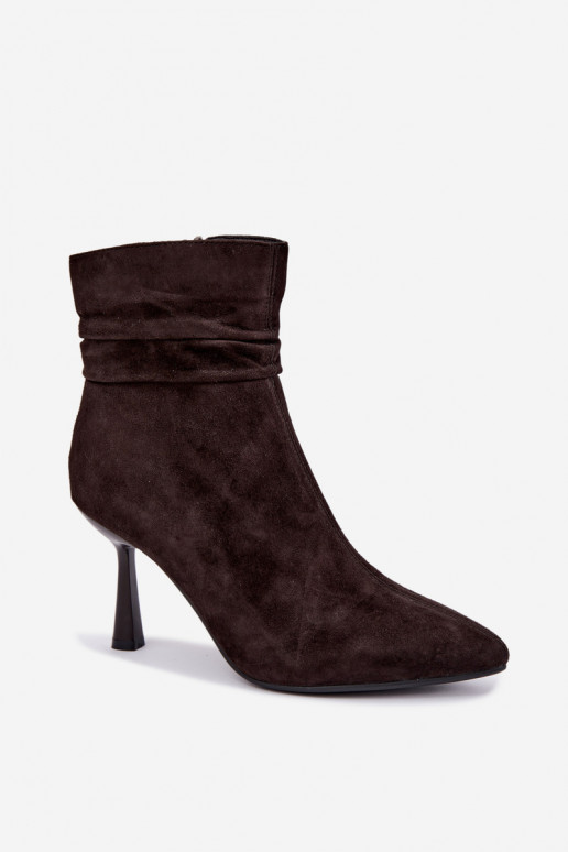 suède schoenen met dunne hakken geïsoleerd met ruffles D&A JC62-1049 in chocoladekleur