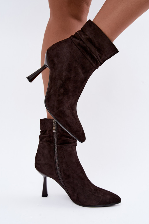 suède schoenen met dunne hakken geïsoleerd met ruffles D&A JC62-1049 in chocoladekleur