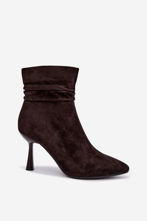 suède schoenen met dunne hakken geïsoleerd met ruffles D&A JC62-1049 in chocoladekleur