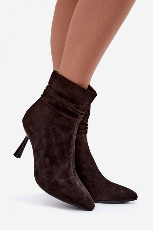 suède schoenen met dunne hakken geïsoleerd met ruffles D&A JC62-1049 in chocoladekleur