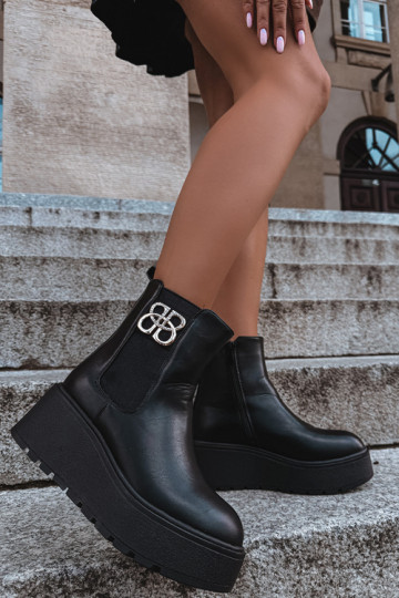 Warme stijlvolle enkellaarsjes met platform en decoratieve details in zwart Solavie