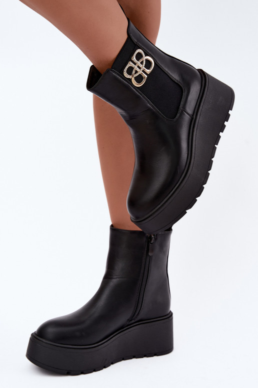 Warme stijlvolle enkellaarsjes met platform en decoratieve details in zwart Solavie